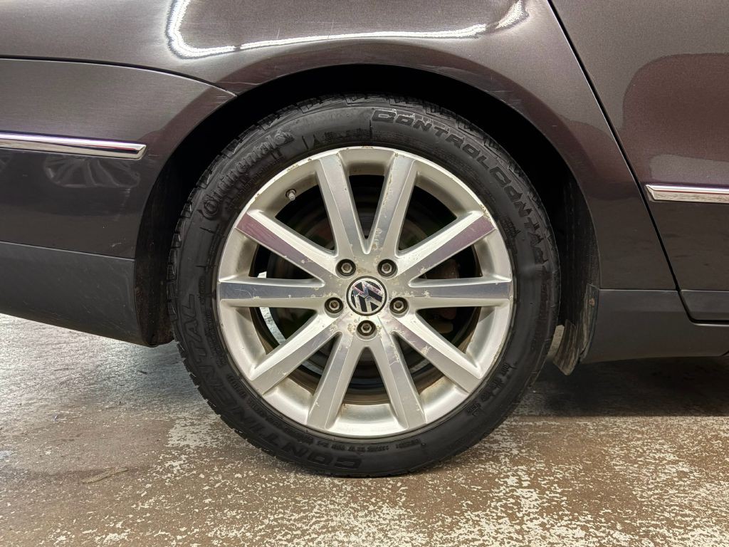 2010 Volkswagen Passat Image 24