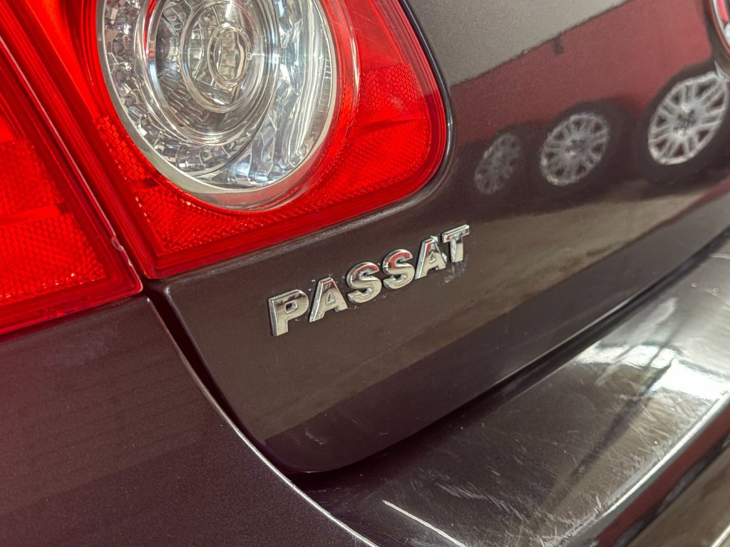 2010 Volkswagen Passat Image 25