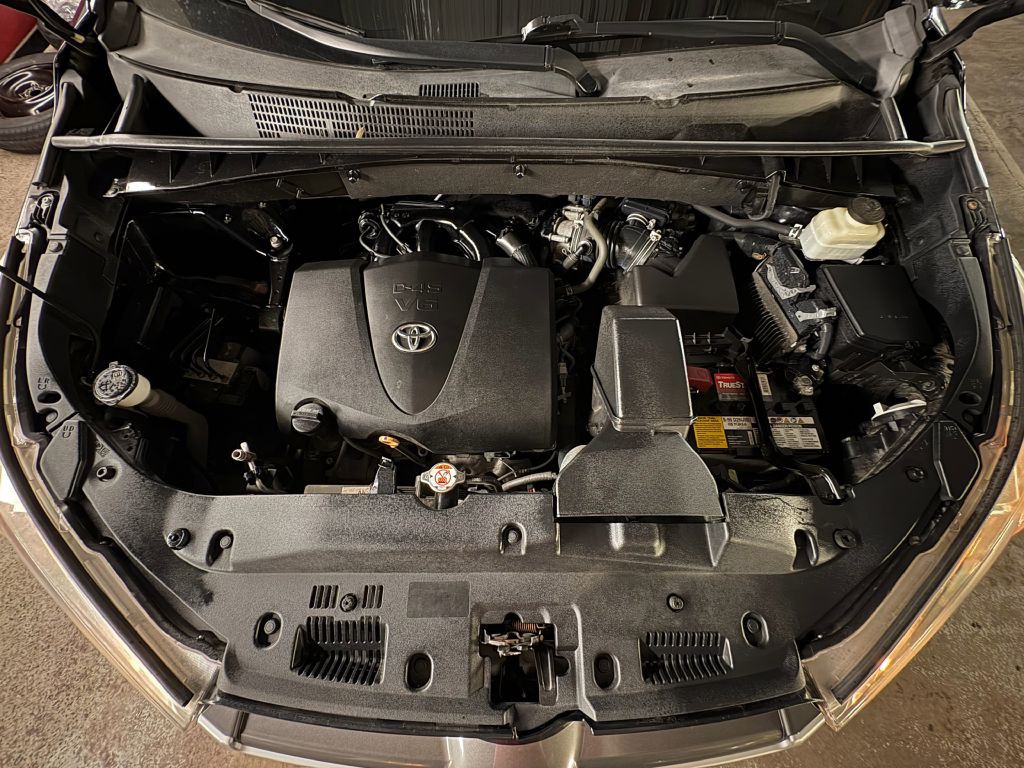 2018 Toyota Highlander Image 2