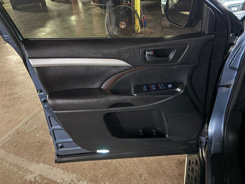 2016 Toyota Highlander Image 17