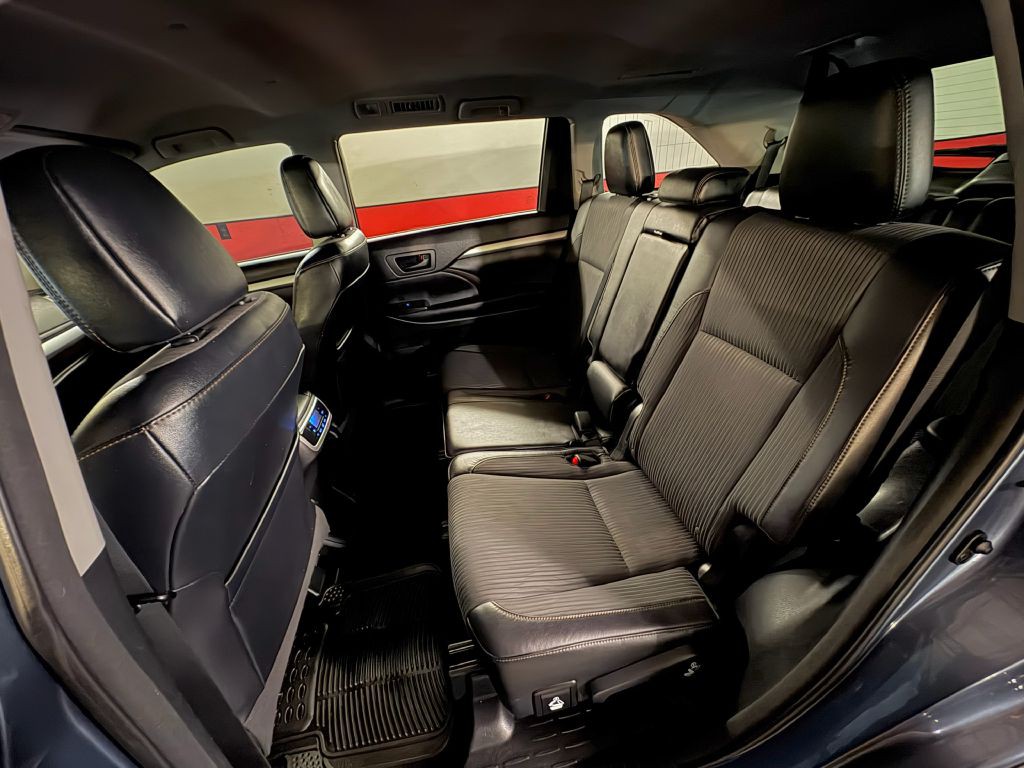 2016 Toyota Highlander Image 18