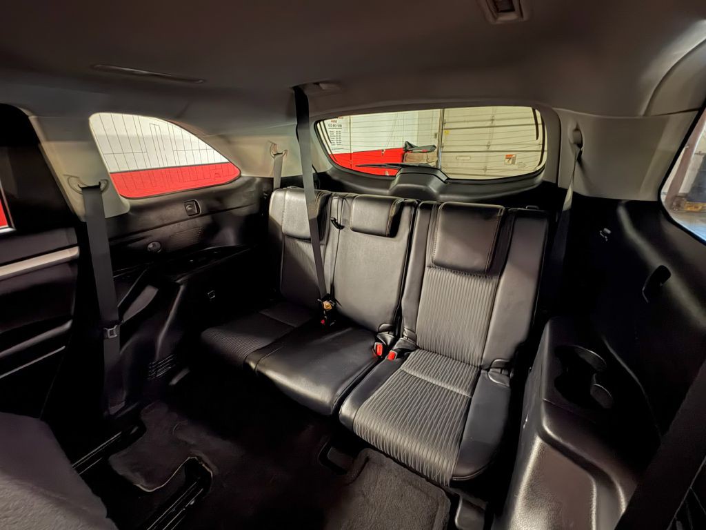 2016 Toyota Highlander Image 19