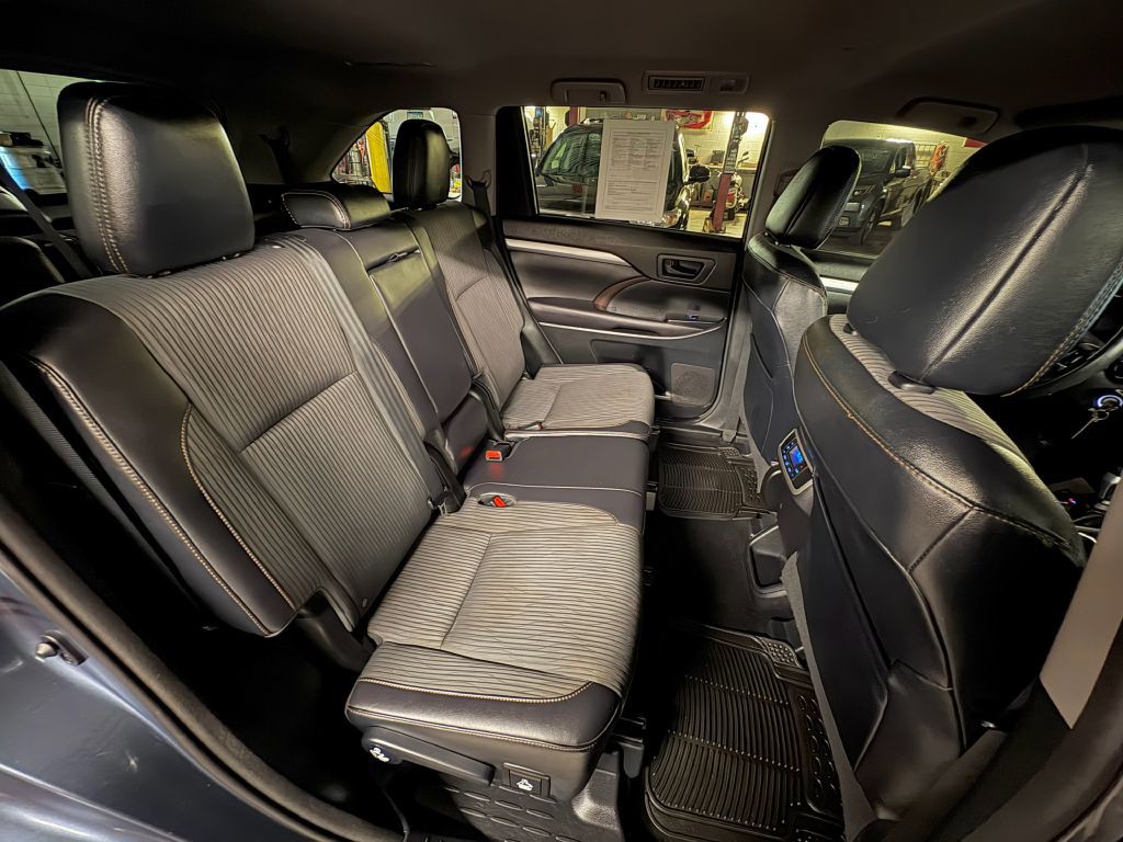 2016 Toyota Highlander Image 23