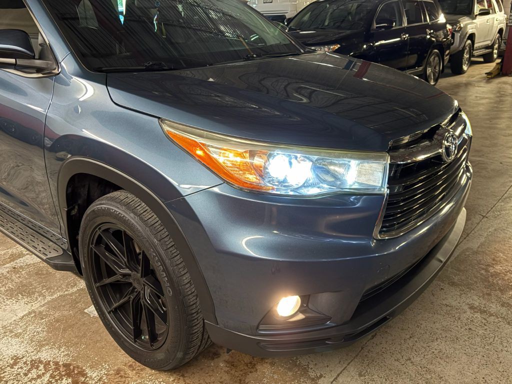 2016 Toyota Highlander Image 28