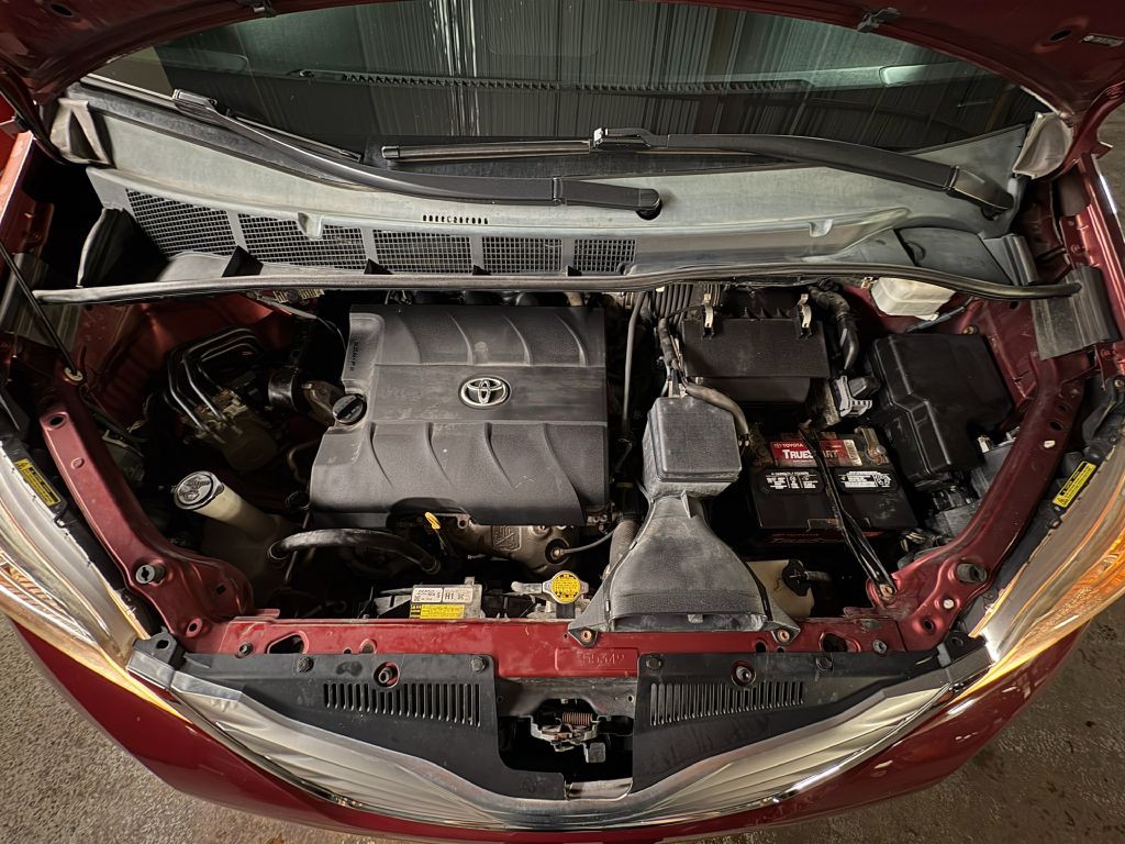 2011 Toyota Sienna Image 2