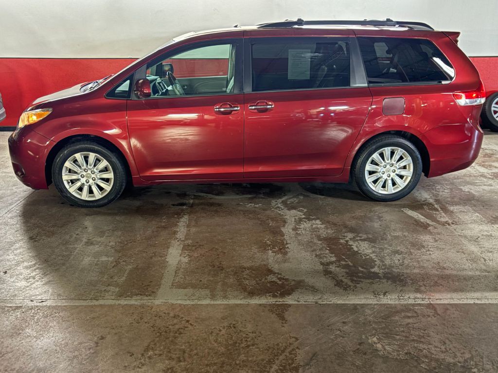 2011 Toyota Sienna Image 4