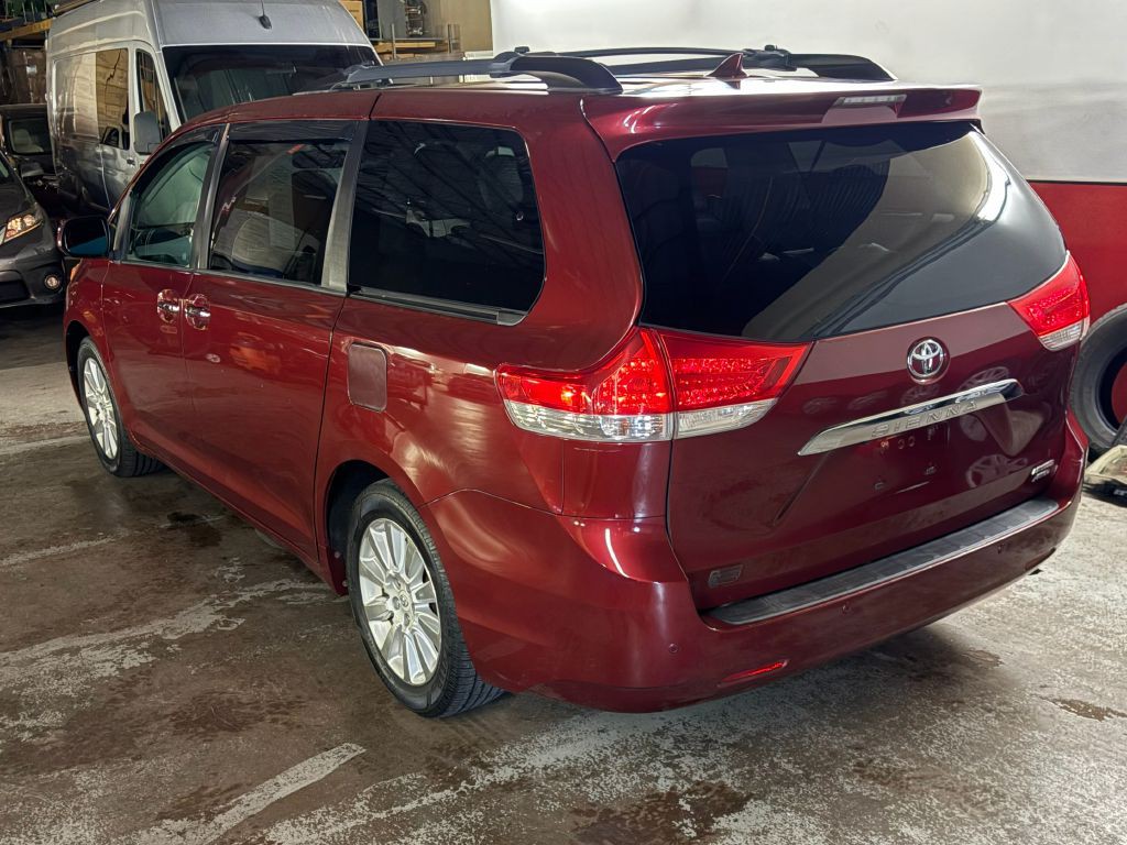 2011 Toyota Sienna Image 5