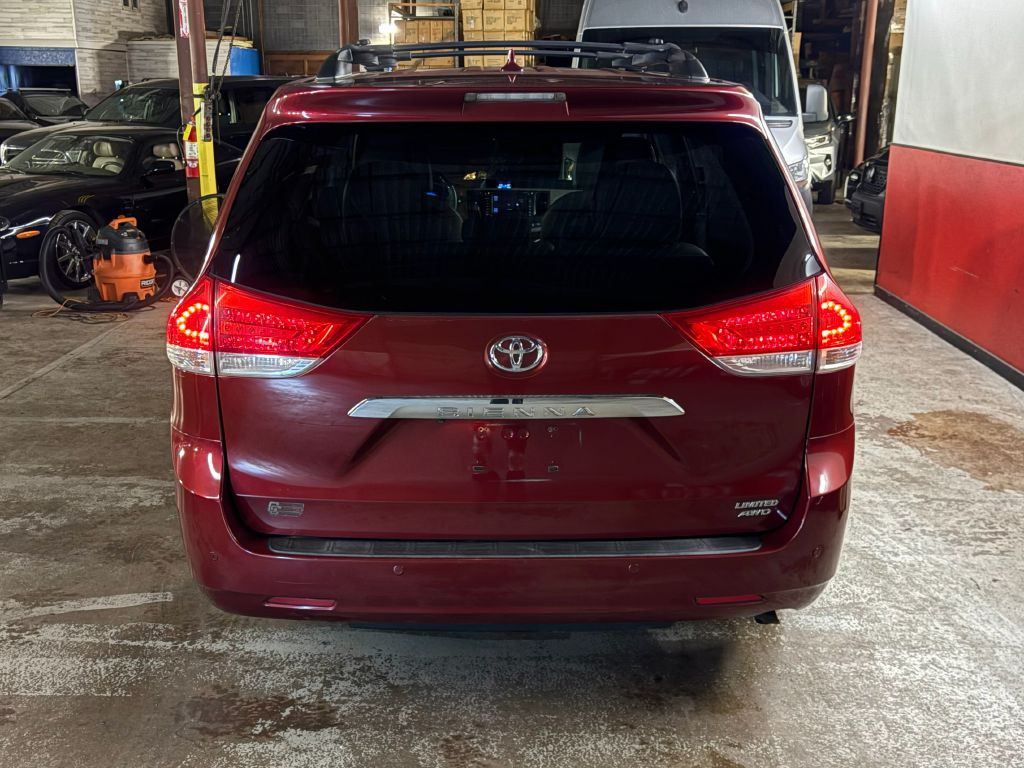 2011 Toyota Sienna Image 6