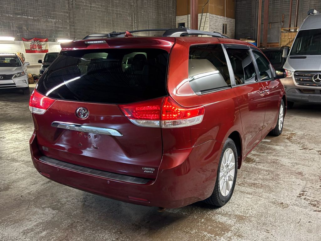 2011 Toyota Sienna Image 7