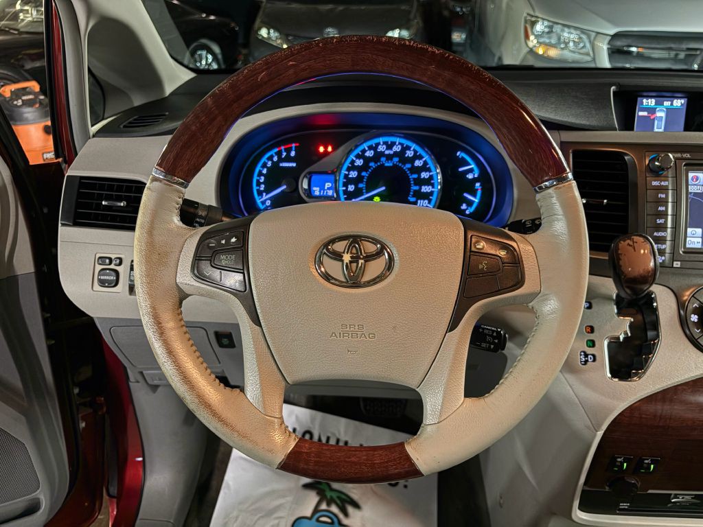 2011 Toyota Sienna Image 11