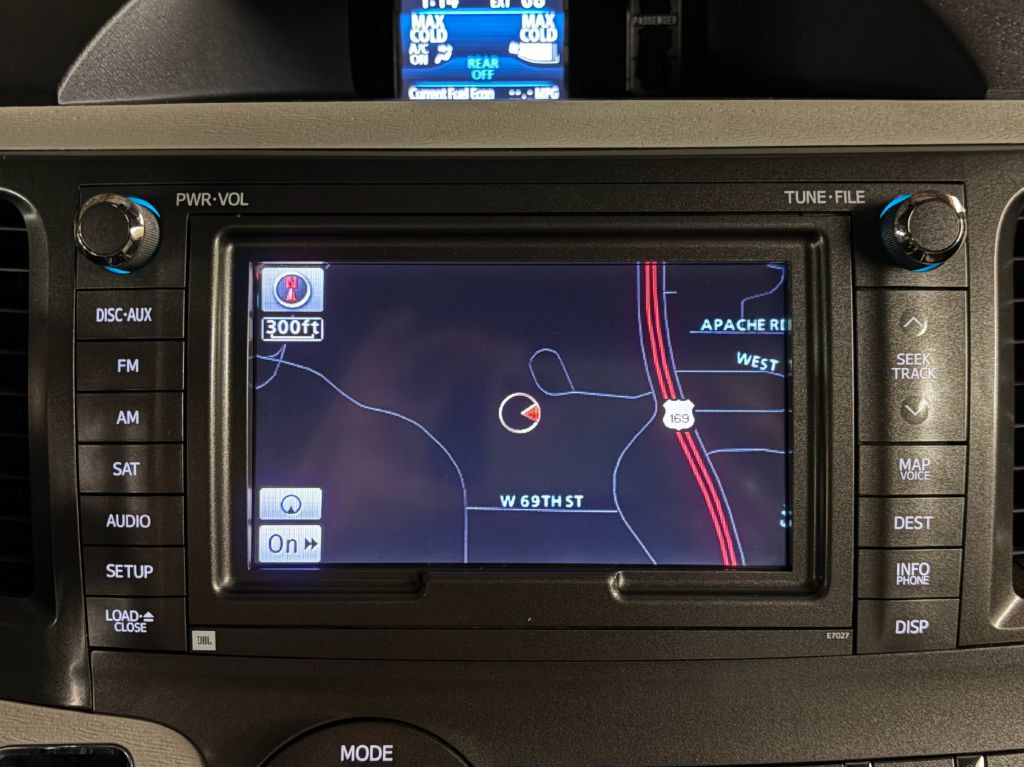 2011 Toyota Sienna Image 14