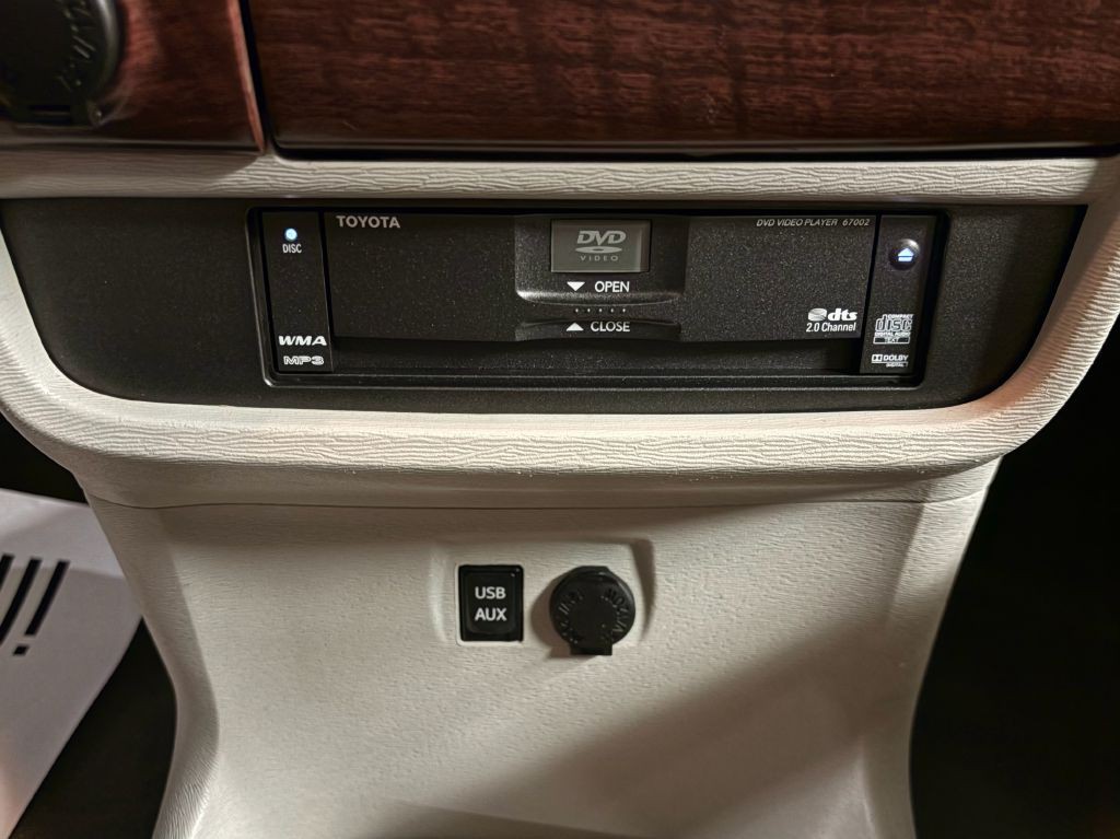 2011 Toyota Sienna Image 17