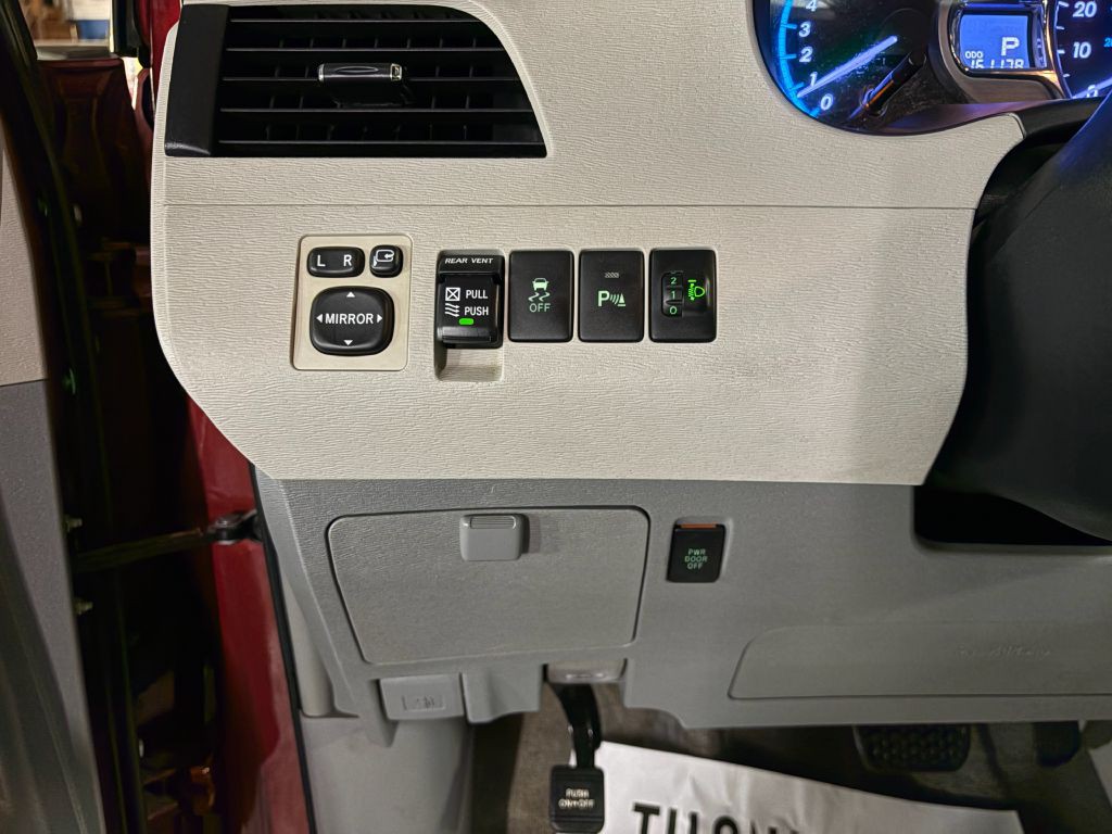 2011 Toyota Sienna Image 19