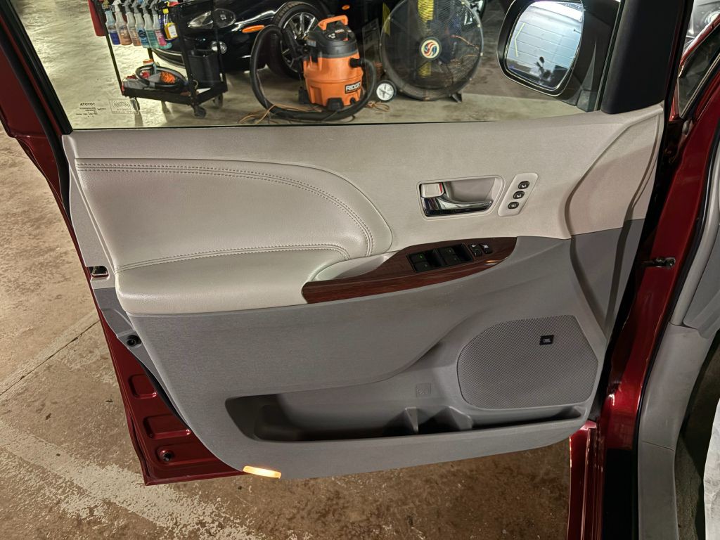 2011 Toyota Sienna Image 20