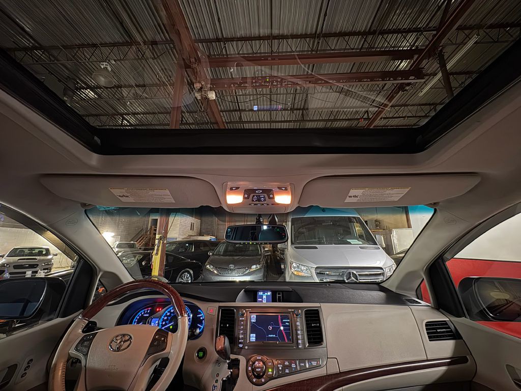 2011 Toyota Sienna Image 22