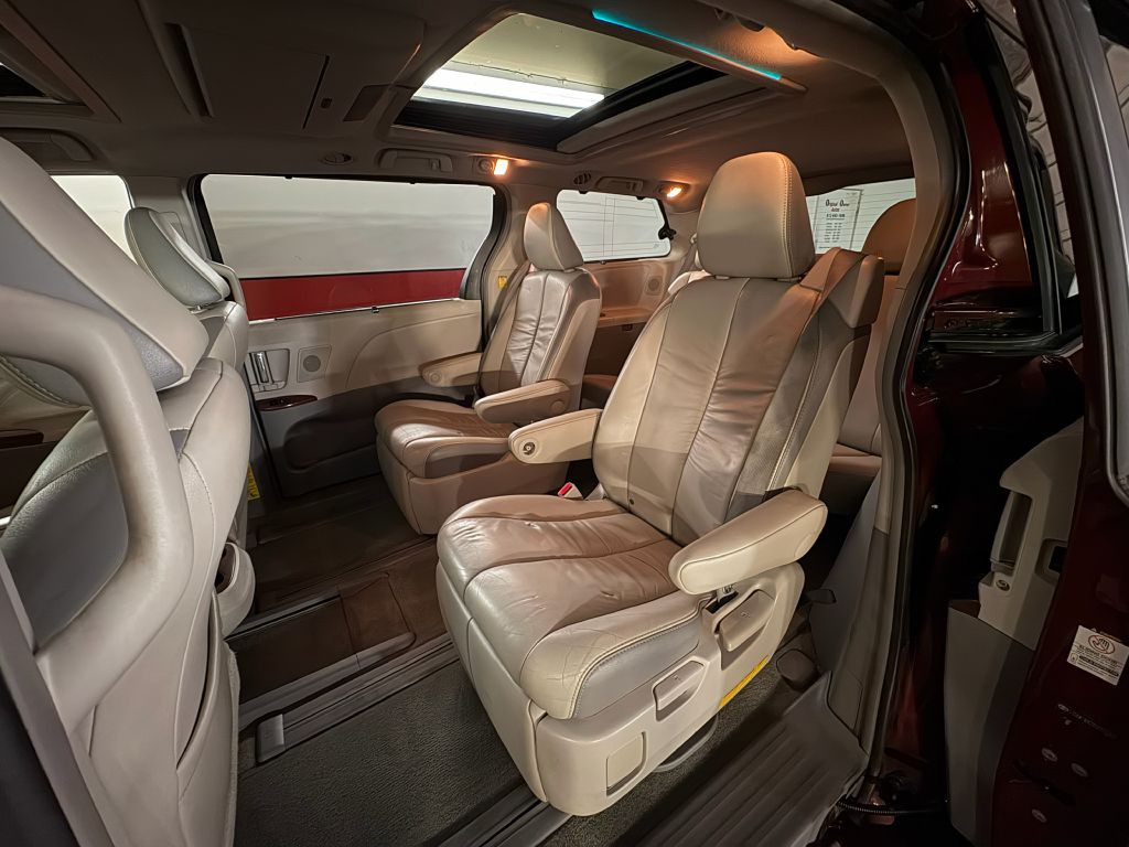 2011 Toyota Sienna Image 24