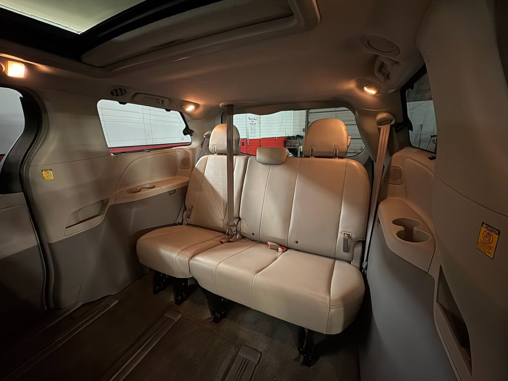 2011 Toyota Sienna Image 25