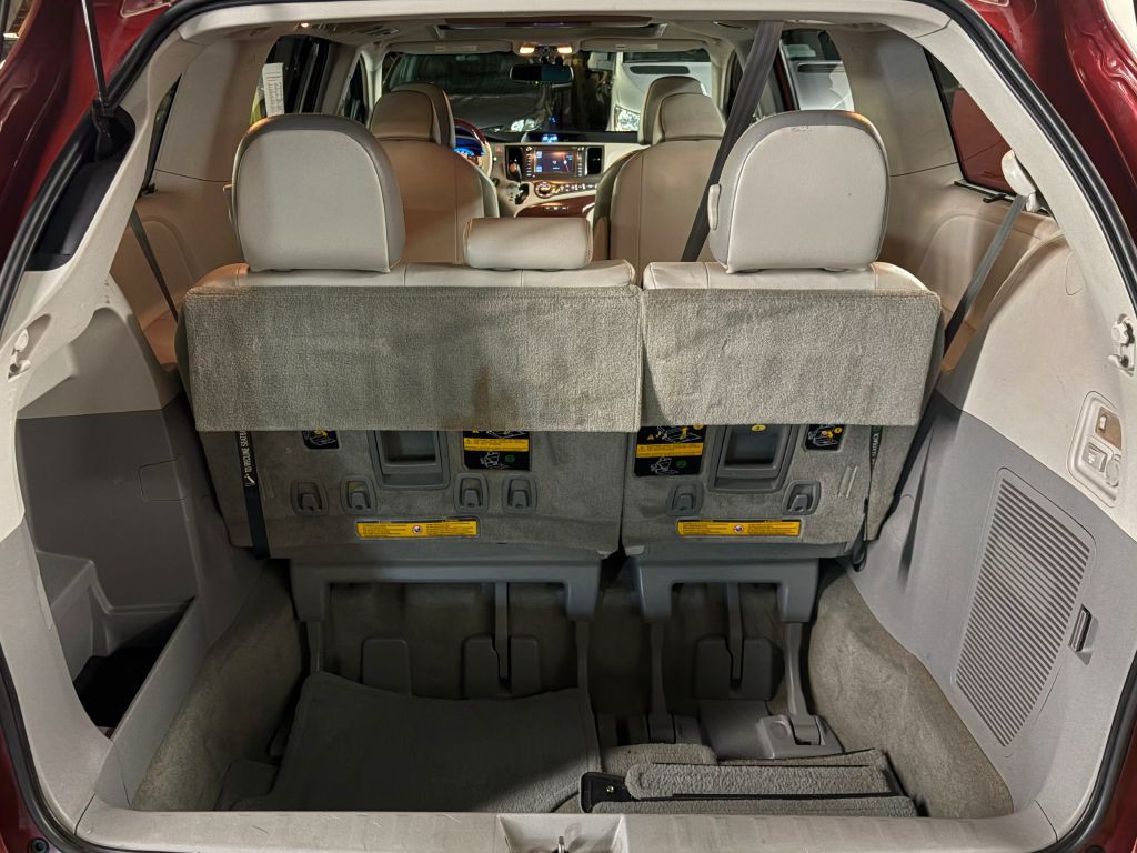 2011 Toyota Sienna Image 26