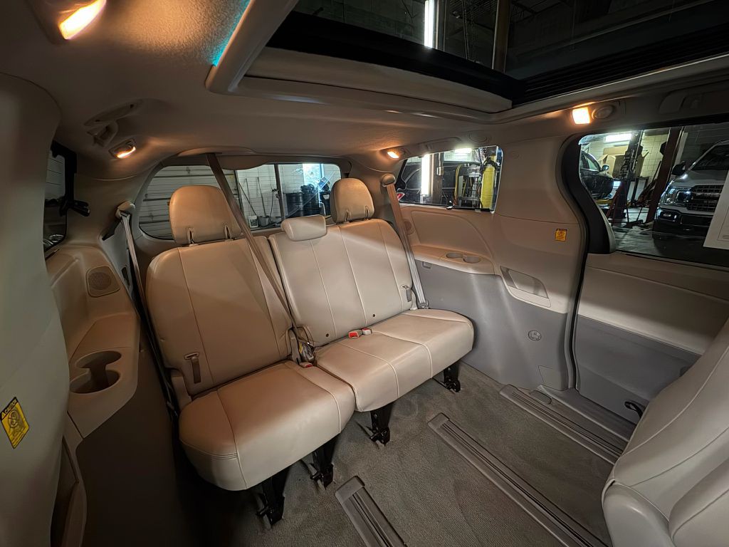 2011 Toyota Sienna Image 28