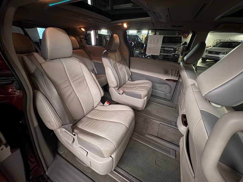 2011 Toyota Sienna Image 29