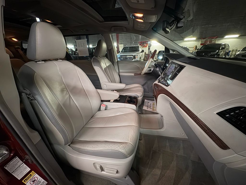 2011 Toyota Sienna Image 30