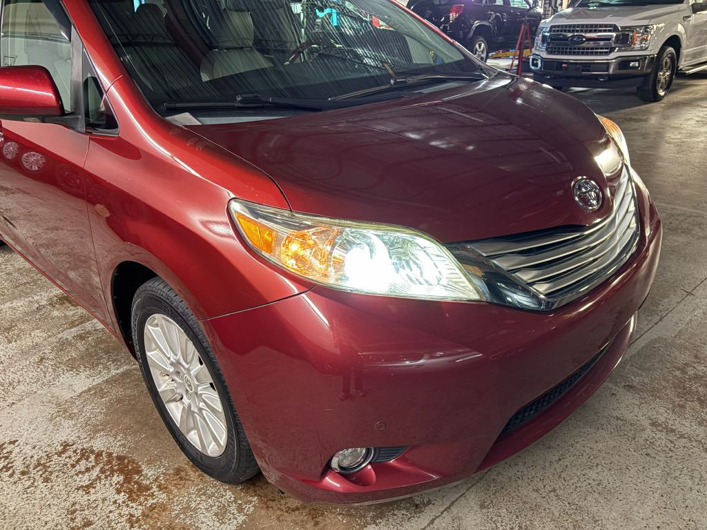 2011 Toyota Sienna Image 33