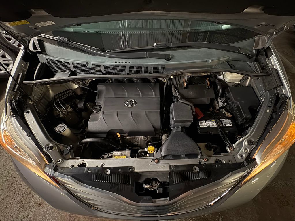 2011 Toyota Sienna Image 2