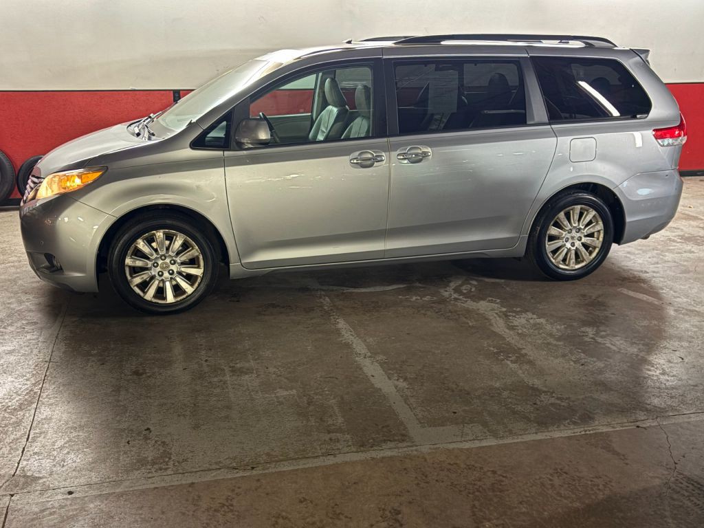 2011 Toyota Sienna Image 4