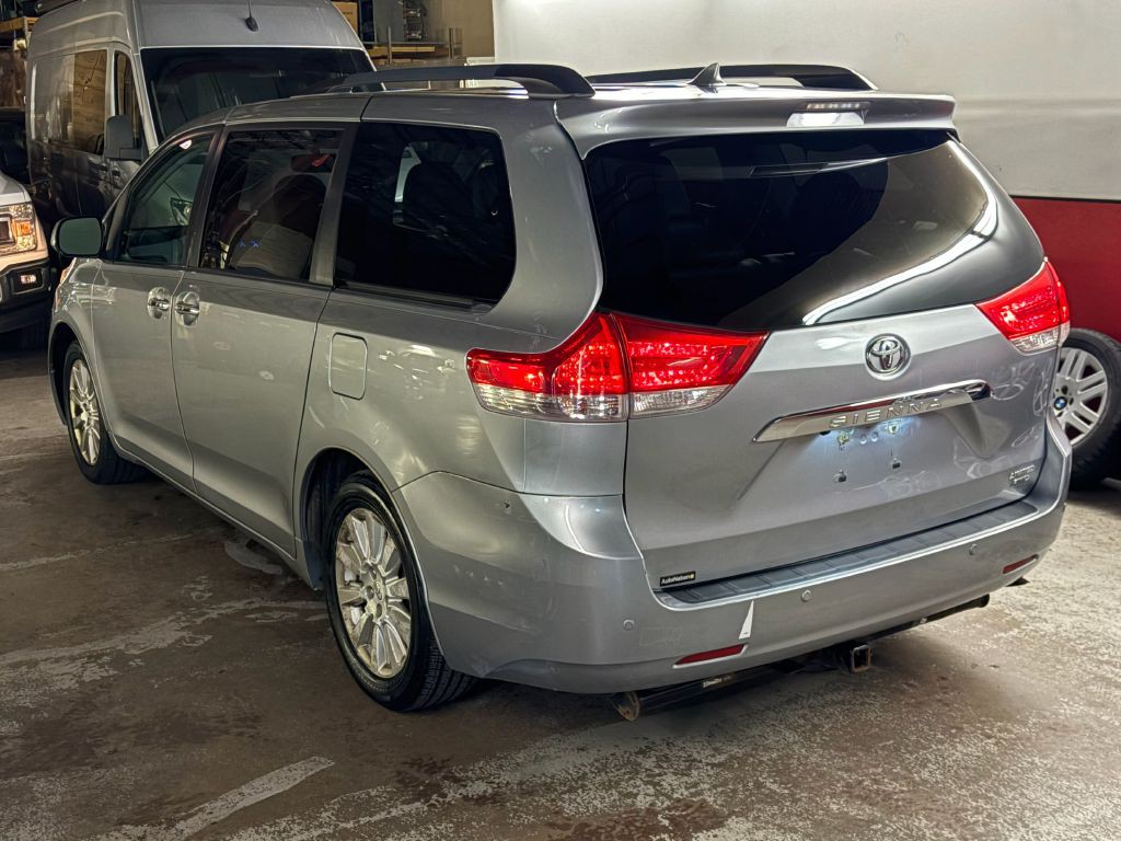 2011 Toyota Sienna Image 5