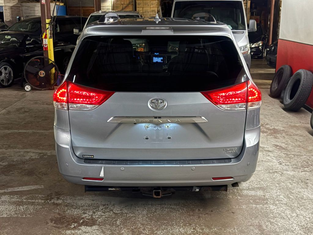 2011 Toyota Sienna Image 6