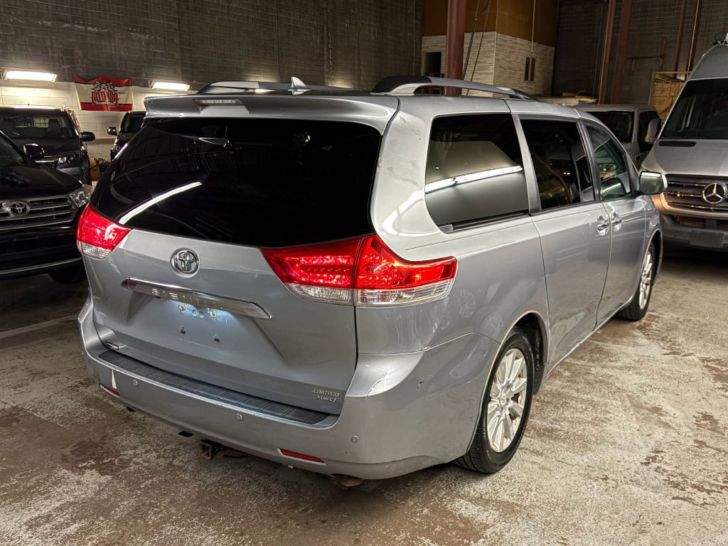 2011 Toyota Sienna Image 7