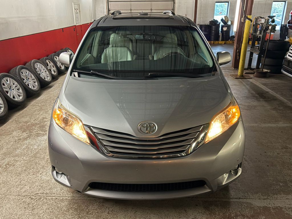 2011 Toyota Sienna Image 9