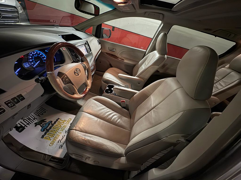 2011 Toyota Sienna Image 11