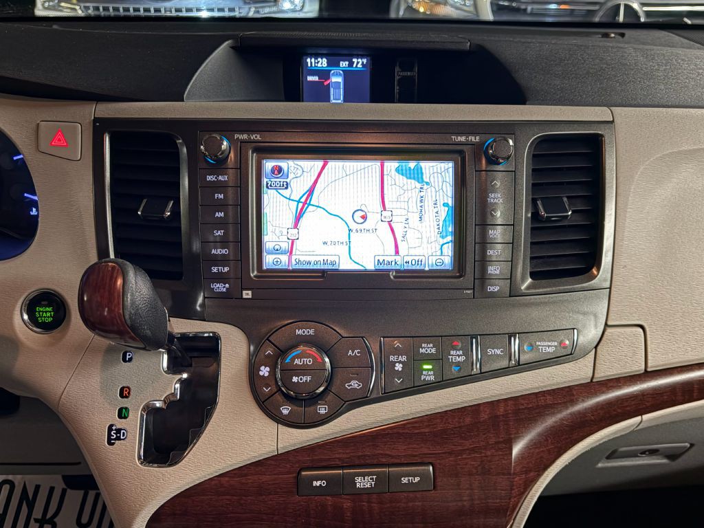 2011 Toyota Sienna Image 15