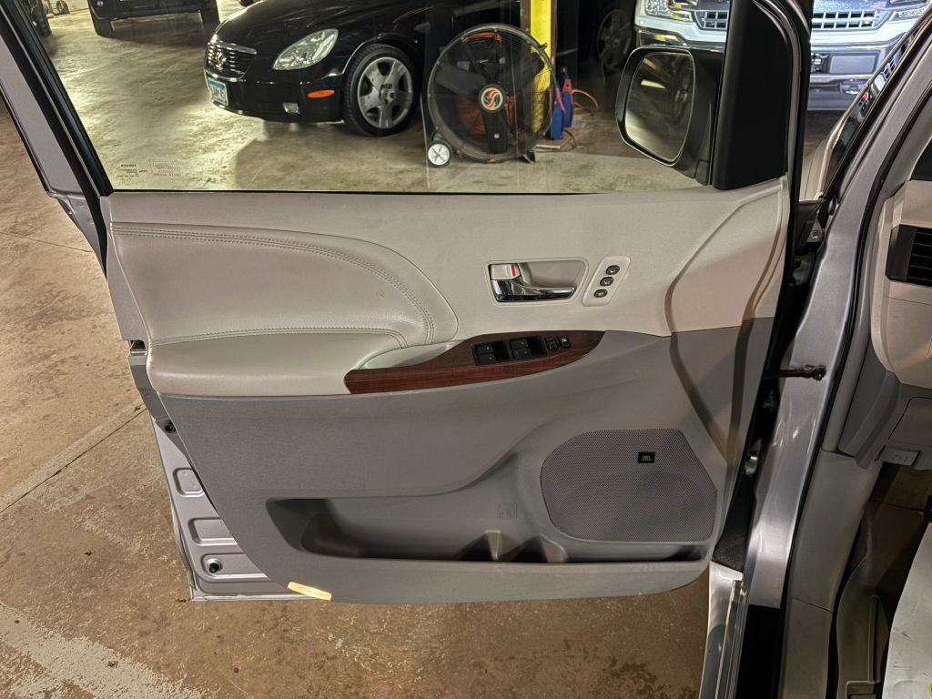 2011 Toyota Sienna Image 21