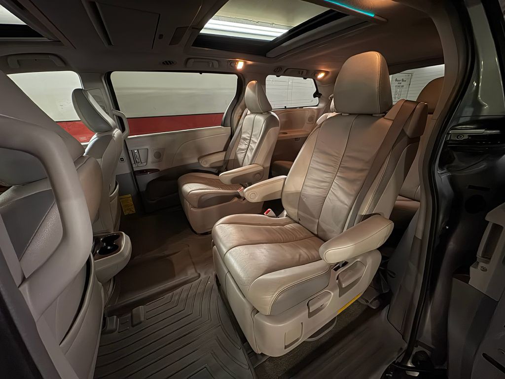 2011 Toyota Sienna Image 25