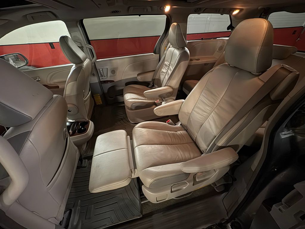 2011 Toyota Sienna Image 26