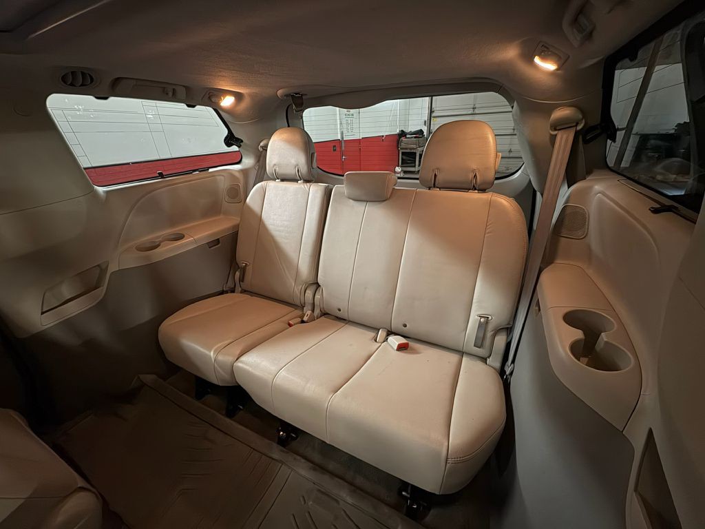2011 Toyota Sienna Image 27