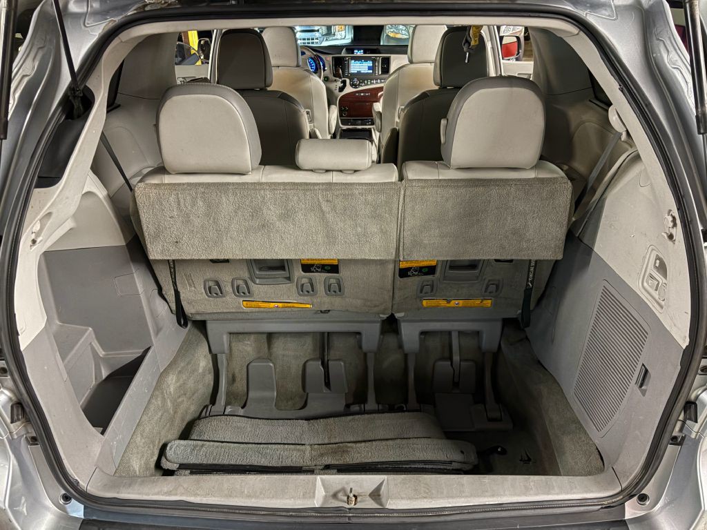 2011 Toyota Sienna Image 28