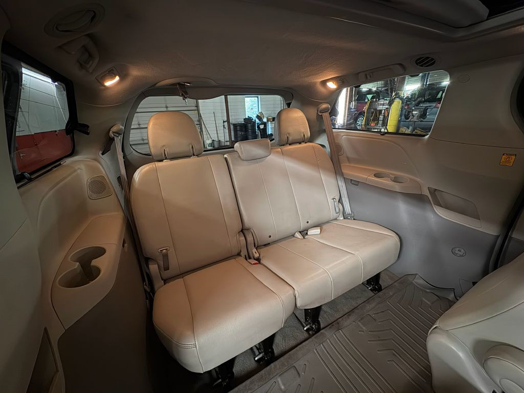 2011 Toyota Sienna Image 30