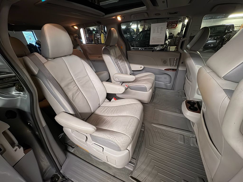 2011 Toyota Sienna Image 31
