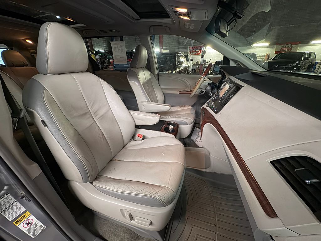 2011 Toyota Sienna Image 32