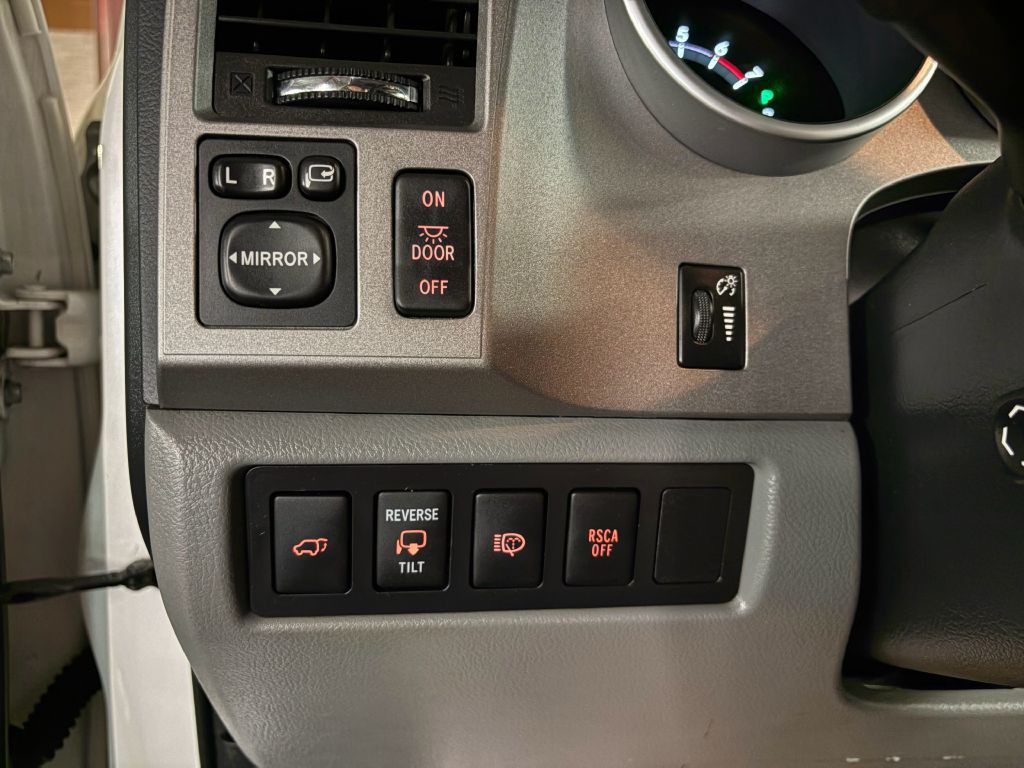 2011 Toyota Sequoia Image 20