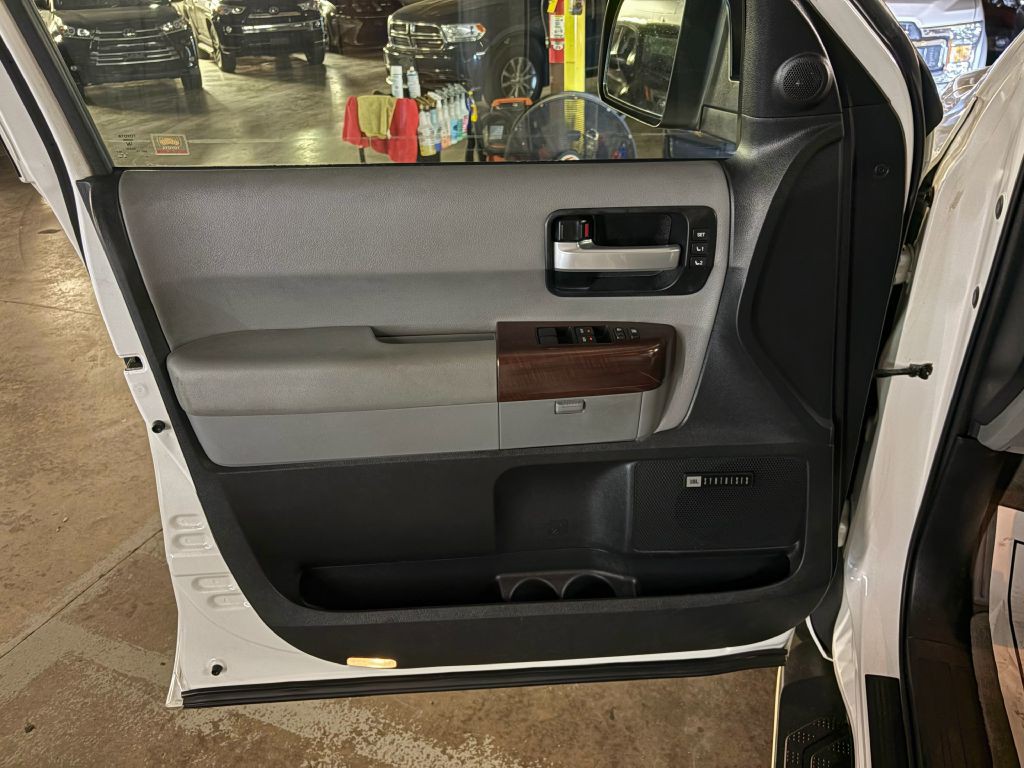 2011 Toyota Sequoia Image 21