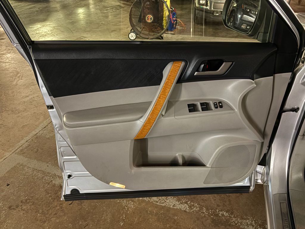 2010 Toyota Highlander Image 18