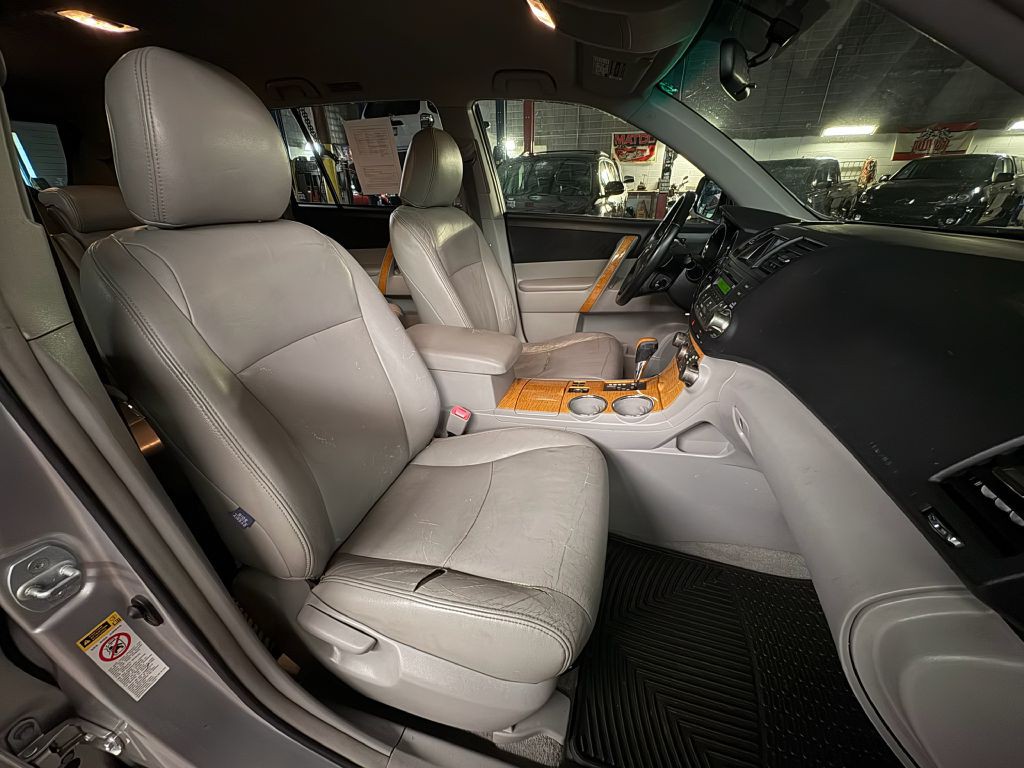 2010 Toyota Highlander Image 25