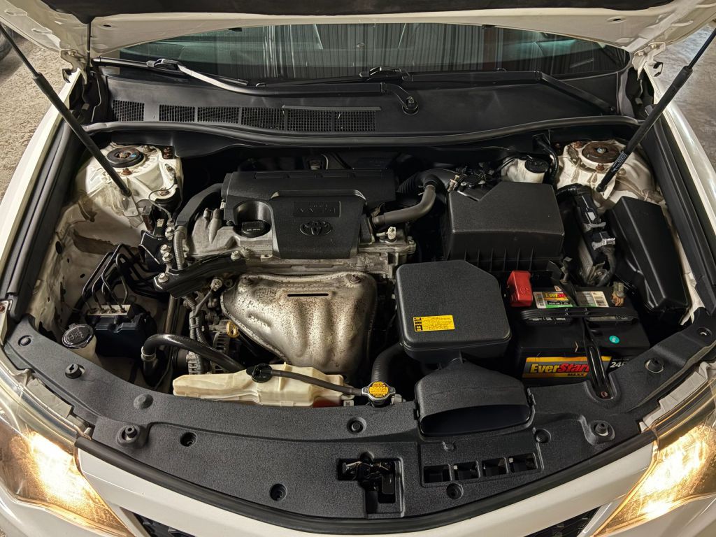 2013 Toyota Camry Image 2