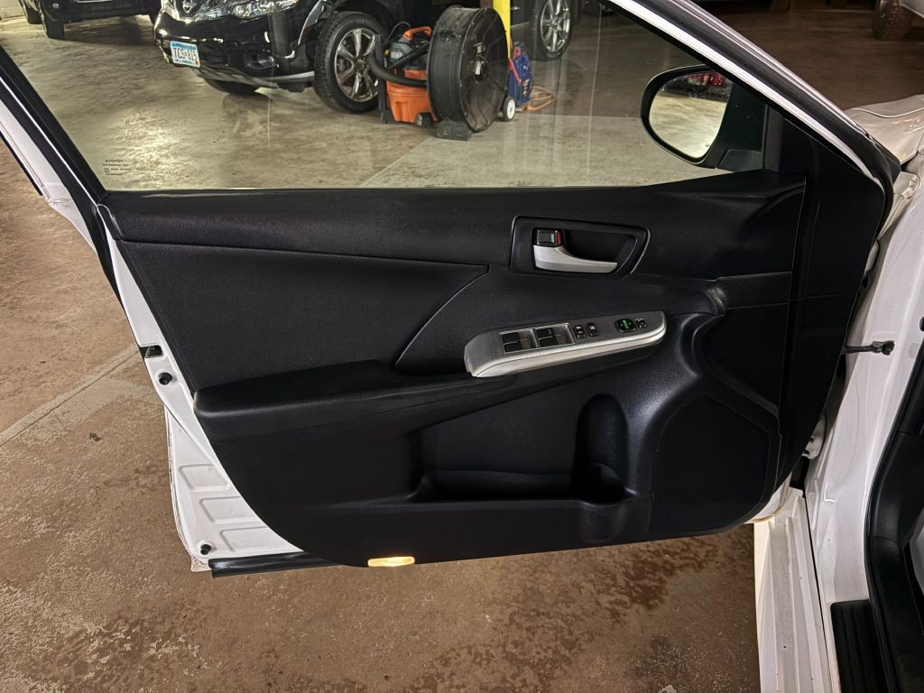 2013 Toyota Camry Image 17