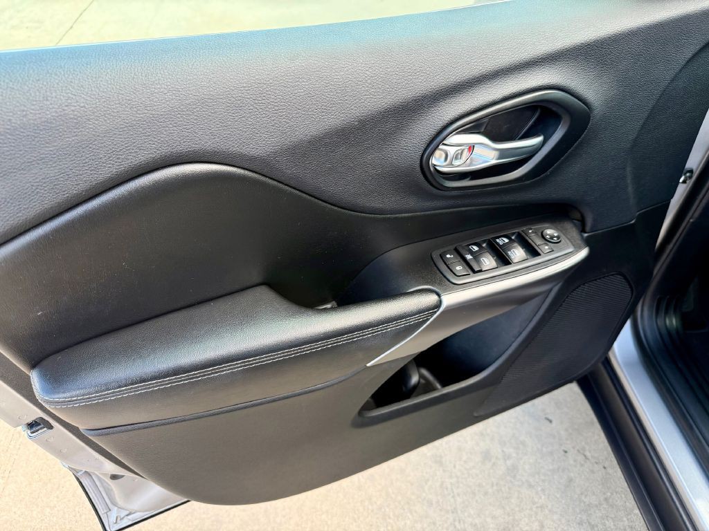 2019 Jeep Cherokee Image 8