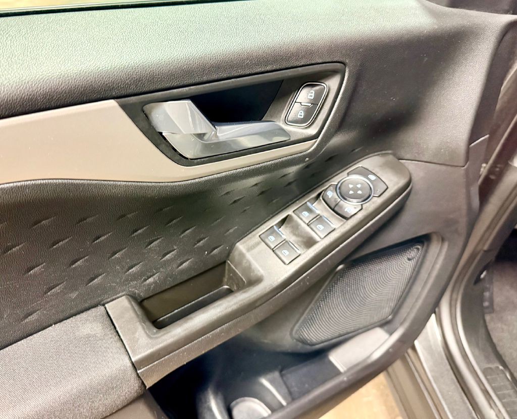 2020 Ford Escape Image 3